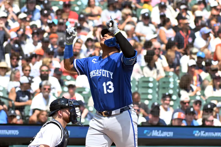 Salvador Perez hits his 318th home run, passes George Brett on Royals' list